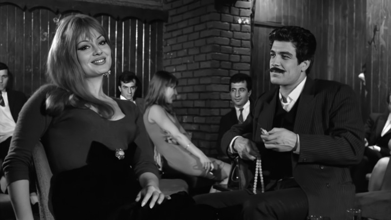 Stol ostida mushuk bilan oynash Echki porno