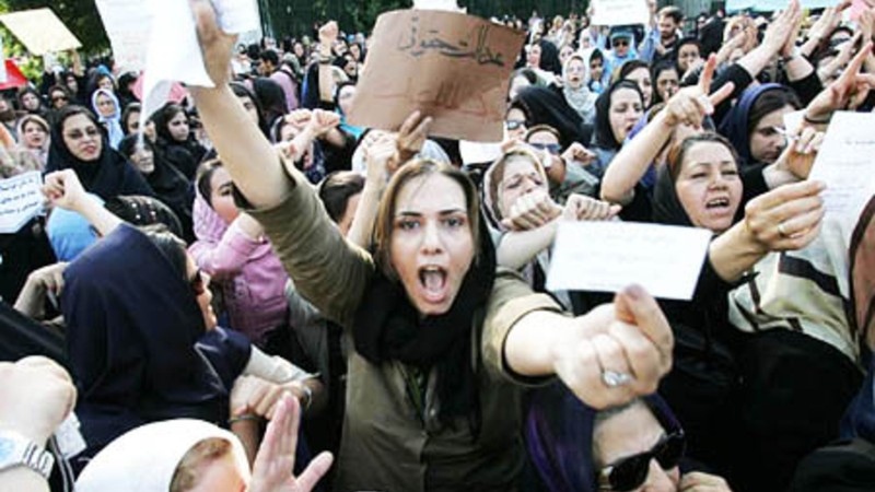 İran Nüfusunun Yarısıyız